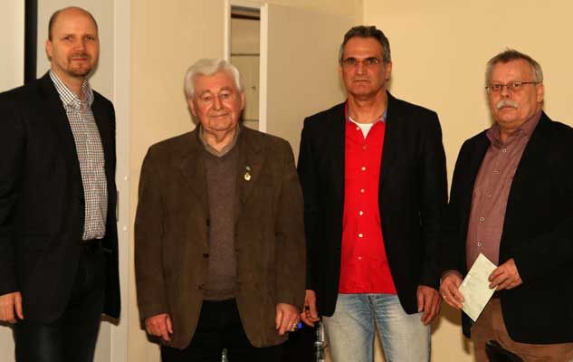 Der Vorstand des MTV Wassel mit Marc Huszar (li.), Wolfgang Nowak und Frank Tilgner (v.re.) ehrt Wolfgang Wolf (2.v.li.) für 60 Jahre Mitgliedschaft im Verein – Foto: MTV Wassel