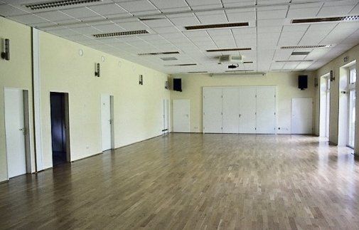 Der Hallenboden ist extra mit Parkett ausgelegt worden,  damit er auch als Veranstaltungsraum dienen kann.
